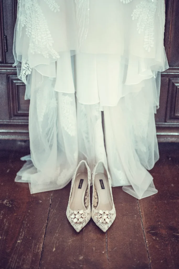 Hochzeitsdetails – Brautschuhe und Brautkleid – stilvolle Hochzeitsfotografie