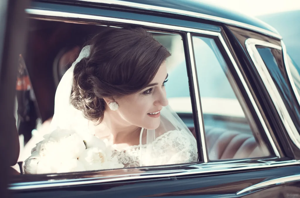 Hochzeitsfotograf Würzburg - Braut in einem Mercedes - Oldtimer