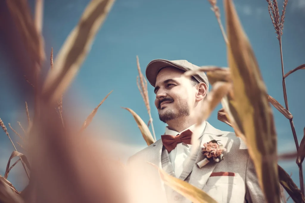 Hochzeitsfotograf Würzburg: Bräutigam im Maisfeld