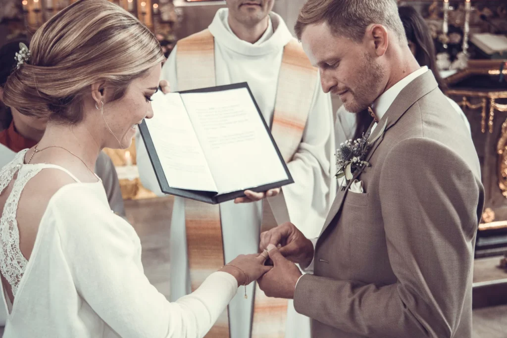 Ehering-Tausch während der Trauung – Hochzeitsreportage Würzburg