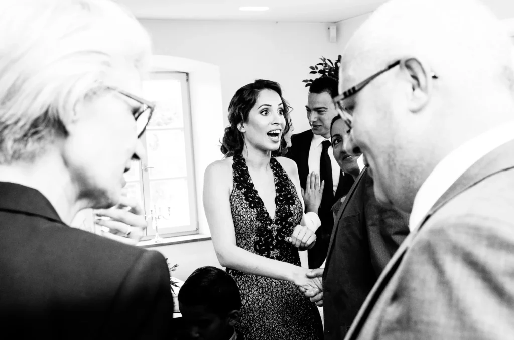 Glückliche Gäste bei der Hochzeit – Hochzeitsfeier in Würzburg festgehalten