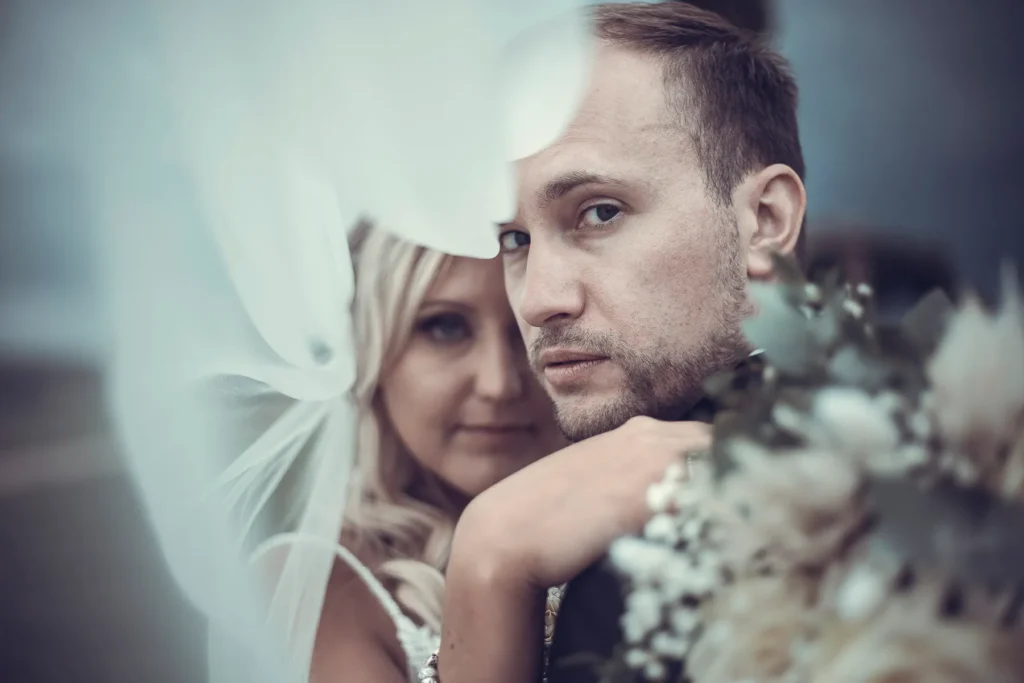 Brautportrait mit fliegendem Schleier – romantische Hochzeitsfotos Würzburg