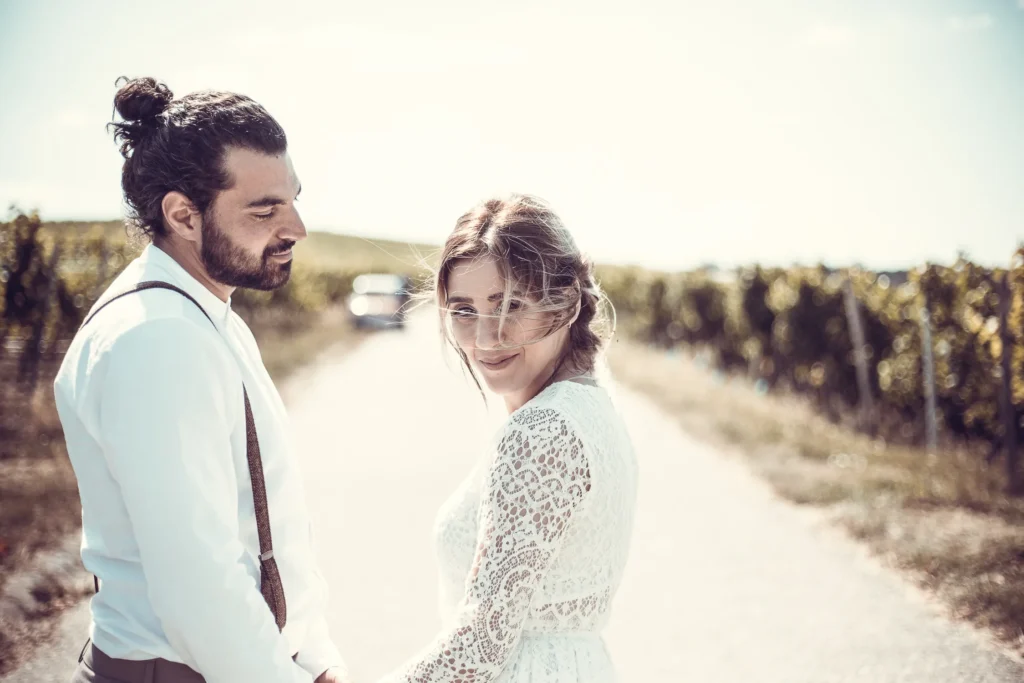 Romantisches Hochzeitsfoto in Würzburg – Brautpaar im Sonnenuntergang
